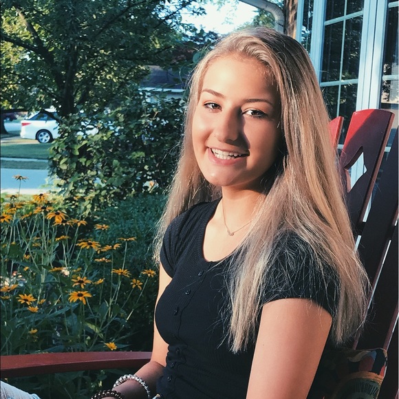 Meet your Posher, Ellyse - Picture 1 of 1